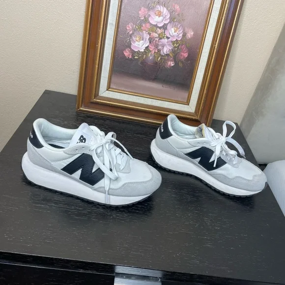 New Balance Classic 237 White and Black Trainers 6 in women’s - Picture 3 of 8